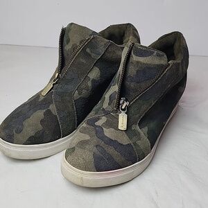 Blondo Glenda Waterproof Camouflage Suede Sneaker Size 8M